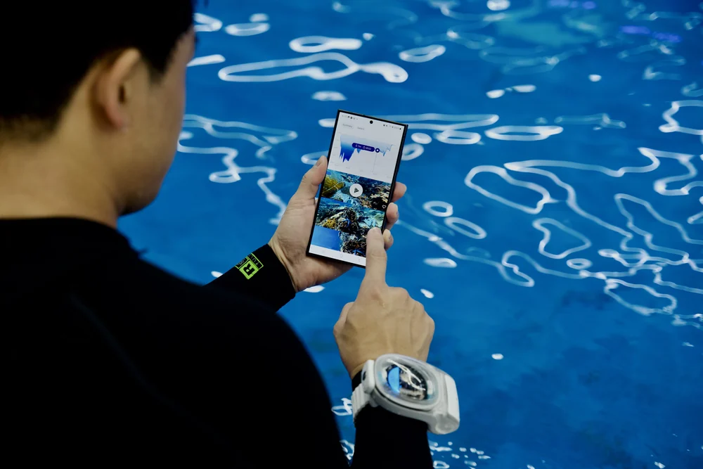 Diver reviewing a dive log in the connected app poolside